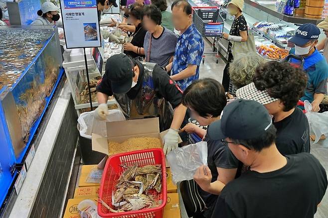 지난해 8월 22일 롯데마트 제타플렉스 잠실점 수산 코너에서 '서해안 햇꽃게'를 구매하는 고객들의 모습 / 사진=롯데마트 제공