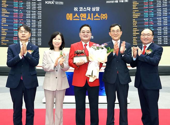 서울 영등포구 한국거래소에서 열린 에스엔시스 코스닥시장 상장기념식에서 김대영 한국IR협의회 부회장(왼쪽부터), 이미현 한국거래소 코스닥시장본부장보, 배재혁 에스엔시스 대표이사, 정근수 신한투자증권 사장, 강왕락 코스닥협회 부회장이 상장기념패 전달 후 기념 촬영을 하고 있다./사진=뉴스1