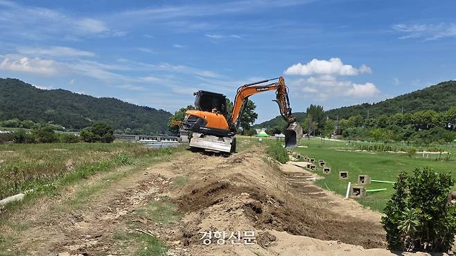 광주 광산구가 황룡강 부지에 조성된 서봉파크골프장에서 지난달 호우로 무너진 제방 복구공사를 하고 있다. 광산구 제공.
