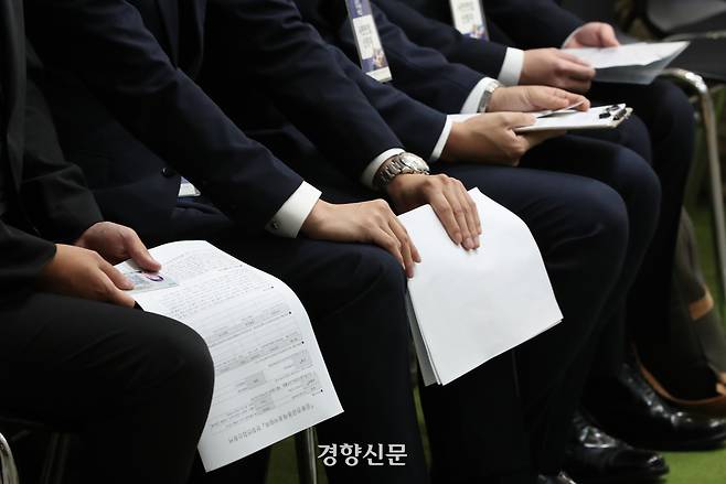서울 중구 동대문디자인플라자에서 열린 금융권 공동 채용박람회를 찾은 구직자들이 면접 순서를 기다리고 있다. 김창길 기자