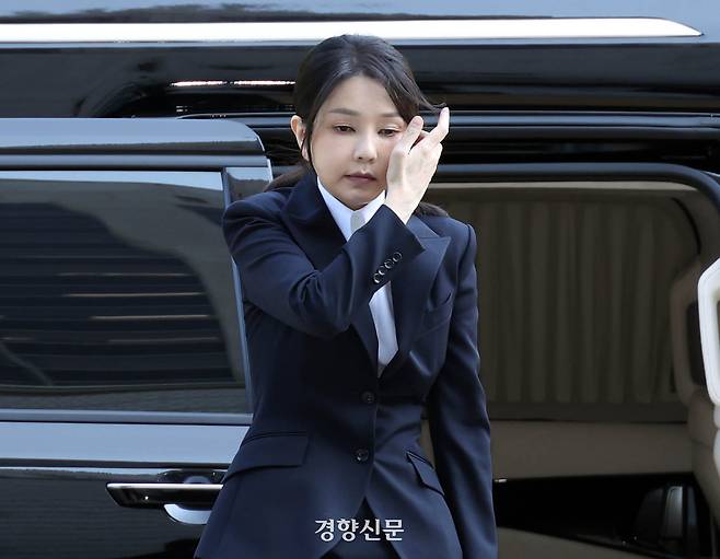 윤석열 전 대통령 배우자 김건희 여사가 지난 12일 서울 서초구 서울중앙지법에서 열린 구속 전 피의자 심문(영장실질심사)에 출석하고 있다. 권도현 기자