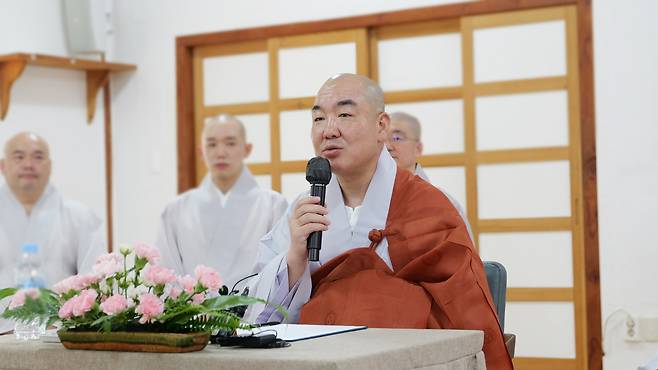 대한불교조계종 화엄사 주지 우석 스님이 20일 전남 구례 화엄사에서 열린 기자간담회에서 발언하고 있다. 화엄사 제공