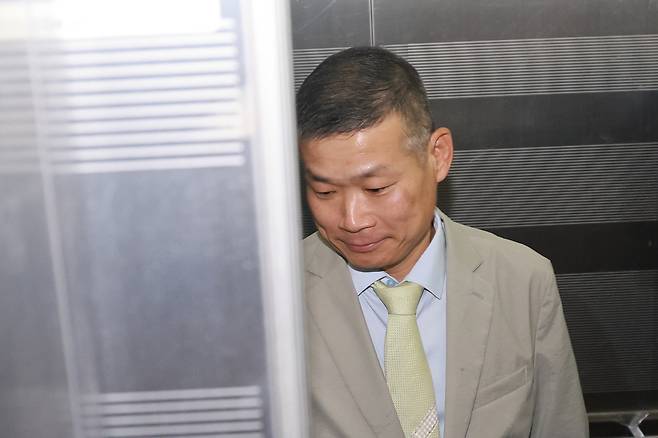김동혁 전 국방부 검찰단장이 지난 15일 피의자 신분으로 조사받기 위해 서울 서초구 채상병 특별검사팀에 출석하고 있다. 연합뉴스