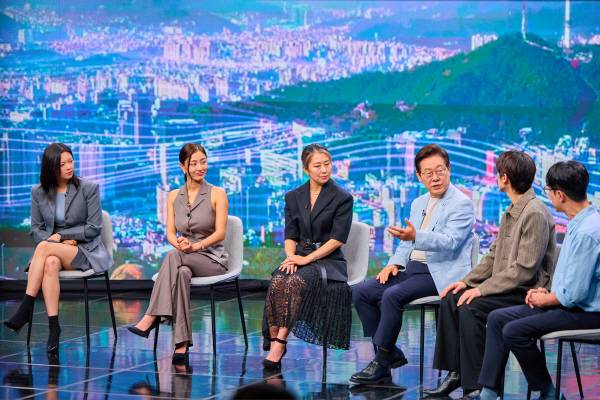 이재명 대통령이 20일 오후 아리랑 국제방송 ‘케이팝 더 넥스트 챕터’ 프로그램에 출연해 패널들과 대화를 나누고 있다.  2025.8.20 [대통령실 제공]