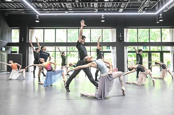 Choi Young-gyu (left) rehearses a scene from Hans van Manen's "5 Tangos." (Seoul Metropolitan Ballet)