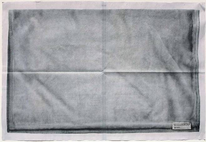 'Tonight, someone will have to use this newspaper as a blanket.' It was an ad in the Yeongnam Ilbo sponsored by the Korean Red Cross. The first issue he became interested in after returning to Korea was the homeless population at Seoul Station. (Jeski Social Campaign)
