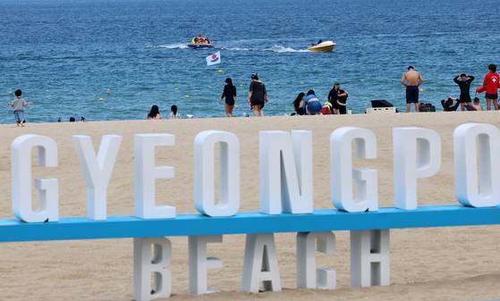 As the heat wave continues, vacationers cool off at Gyeongpo Beach in Gangneung, Gangwon, on Aug. 18. [YONHAP]