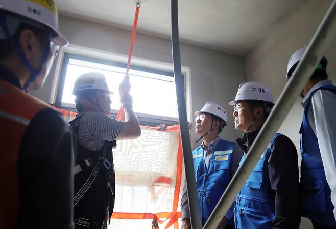 더불어민주당 산업재해예방 테스크포스(TF) 김주영 단장, 박해철 간사 등이 지난 14일 노동자가 추락 사망한 의정부 DL건설 아파트 신축 공사 현장을 방문해 사고원인을 확인하고 있다. 연합뉴스