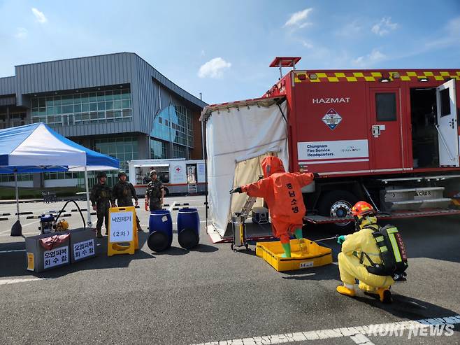 충남소방본부 119특수대응단은 20일 금산군종합체육관에서 직할 구조대원의 테러 대응 역량을 강화하고 관계기관과의 정보 공유를 통한 협업 체계 확립을 위해 테러 대응 합동 훈련을 실시했다.&nbsp;