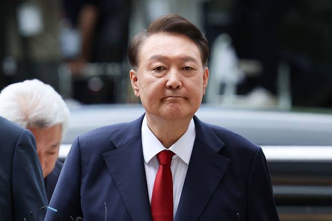 윤석열 전 대통령이 지난달 9일 서울 서초구 서울중앙지법에서 열린 영장실질심사에 취재진의 질문을 받으며 출석하고 있다. 연합뉴스