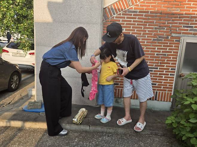 성주군 관계자가 18일 성주시장 양말가게 사장으로부터 기부받은 타이츠를 저소득 가정에 전달하고 있다. 성주군 제공