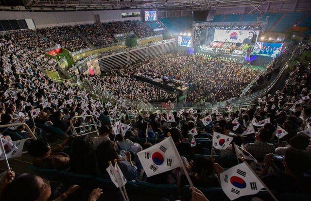 지난 15일 인천 부평구 인천삼산월드체육관에서 열린 극동방송 '나라사랑축제'에 참여한 7000여명의 관객이 13개 지사 어린이합창단이 부르는 '독립군 애국가'에 맞춰 태극기를 흔들며 함께 노래하고 있다. 극동방송 제공