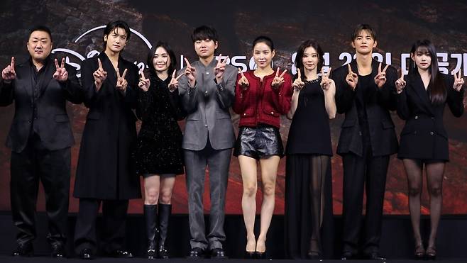 배우 마동석(왼쪽부터), 박형식, 레지나 레이, 성유빈, 안지혜, 이주빈, 서인국, 강미나가 20일 오전 서울 중구 앰버서더 서울 풀만 호텔에서 디즈니+ '트웰브' 제작발표회에서 포즈를 취하고 있다. 뉴시스