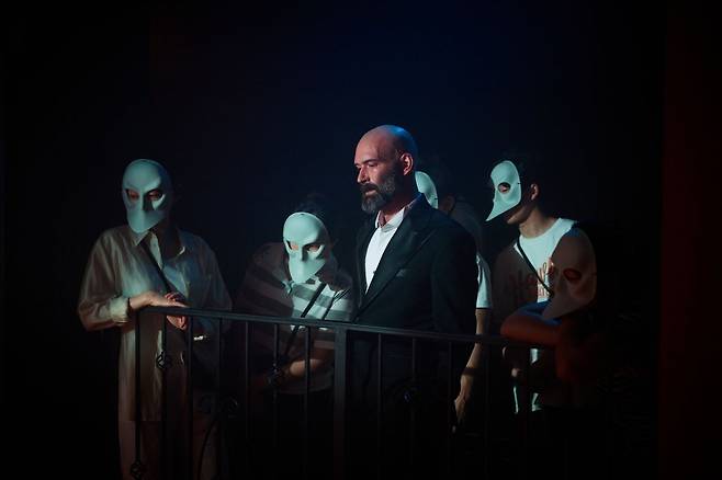 연극 ‘슬립 노 모어’는 관객이 가면을 쓰고 배우들의 퍼포먼스를 관람한다. 이 작품은 관객이 무대 위 배우들의 퍼포먼스를 수동적으로 감상하는 기존 연극과 달리 배우들과 같은 공간에서 움직이며 극 속으로 들어가 자유롭게 이야기를 체험하는 이머시브 시어터를 대표한다. (c)미쓰잭슨