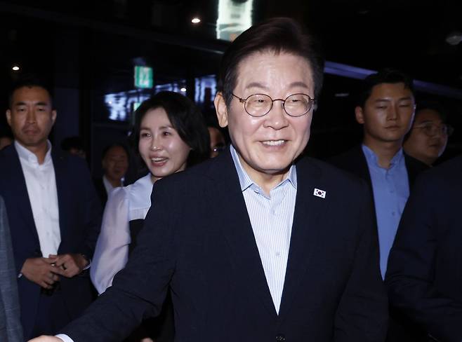 이재명 대통령과 김혜경 여사가 17일 서울 용산CGV에서 '독립군:끝나지 않은 전쟁' 관람 후 시민들과 인사하고 있다. 연합뉴스
