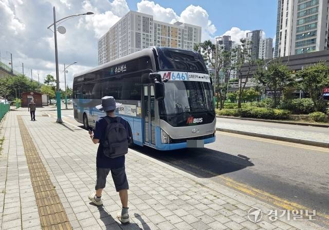 한 승객이 출발 대기 중인 M6461 버스를 쳐다보고 있다. 정성식기자
