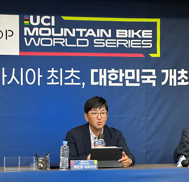 설명하고 있는 백운광 글로벌코리아 대표 / 사진=권효정 여행+ 기자