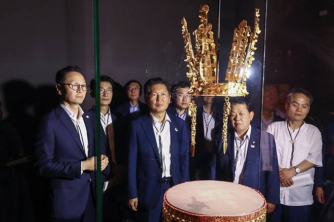 정청래 더불어민주당 대표를 비롯한 당 지도부가 19일 아시아태평양경제협력체(APEC) 정상회의 개최지인 경북 경주를 찾아 국립경주박물관을 돌아보고 있다. [사진출처=연합뉴스]