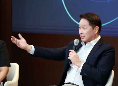 최태원 SK그룹 회장이 지난해 8월 서울 광진구 워커힐 호텔에서 열린 ‘이천포럼 2024’ 폐막 세션에서 발언하고 있다. [사진출처=연합뉴스]