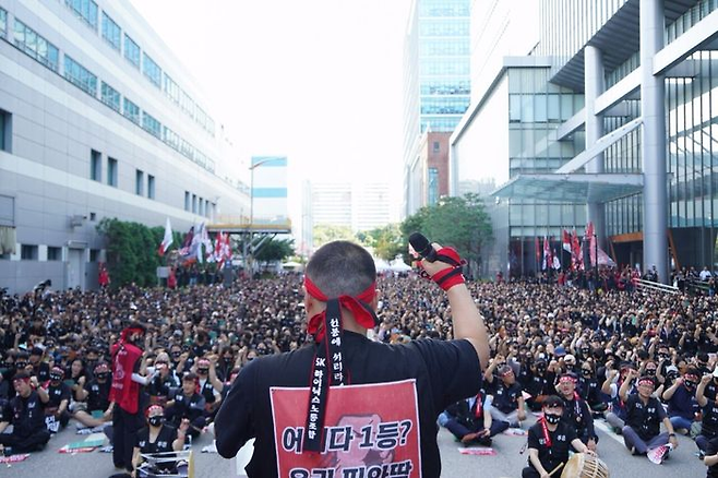 SK하이닉스 노동조합이 지난 12일 이천캠퍼스 수펙스센터에서 총력투쟁 결의대회를 연 모습. [사진출처=SK하이닉스 노조]