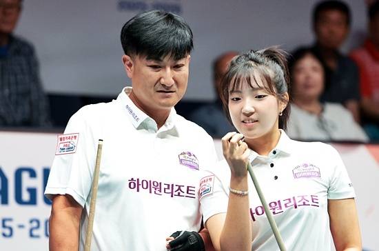 하이원이 하나카드에 역전승을 거두고 2연승을 달렸다. 이충복-전지우는 세트스코어 1:2로 끌려가던 4세트에 황형범-김진아를 9:4로 물리치며 세트스코어 2:2 동점을 만들며 역전승의 발판을 마련했다. (사진=PBA)