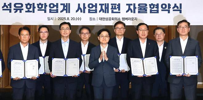 조선업 롤모델로 … 석화업계 사업재편 자율협약 김정관 산업통상자원부 장관이 20일 서울 대한상공회의소에서 10대 석유화학 업체와 '석유화학 산업 재도약을 위한 업계 사업 재편 자율협약식'을 열고 기념사진을 찍고 있다. 왼쪽부터 강길순 대한유화 사장, 허성우 GS칼텍스 부사장, 김상민 LG화학 석유화학본부장, 류열 에쓰오일 사장, 김 장관, 정임주 HD현대케미칼 대표, 이영준 롯데케미칼 사장, 박일준 대한상의 상근부회장, 남정운 한화솔루션 사장. 이충우 기자