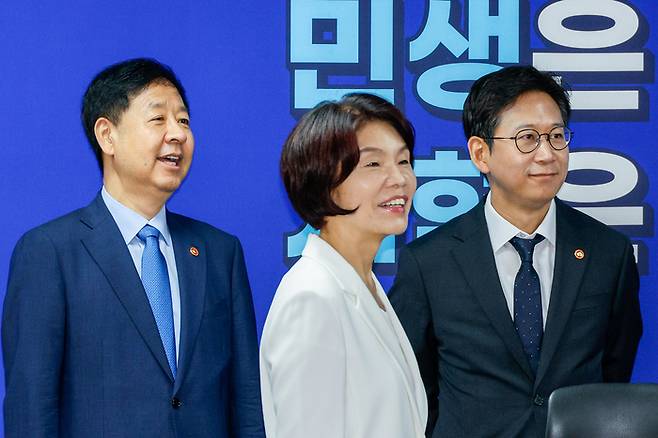 구윤철 경제부총리 겸 기획재정부 장관(왼쪽부터), 한정애 더불어민주당 정책위의장, 배경훈 과학기술정보통신부 장관이 20일 오전 서울 여의도 국회의원회관에서 열린 새정부 경제성장전략 당정협의에서 김병기 원내대표를 기다리고 있다. 뉴스1