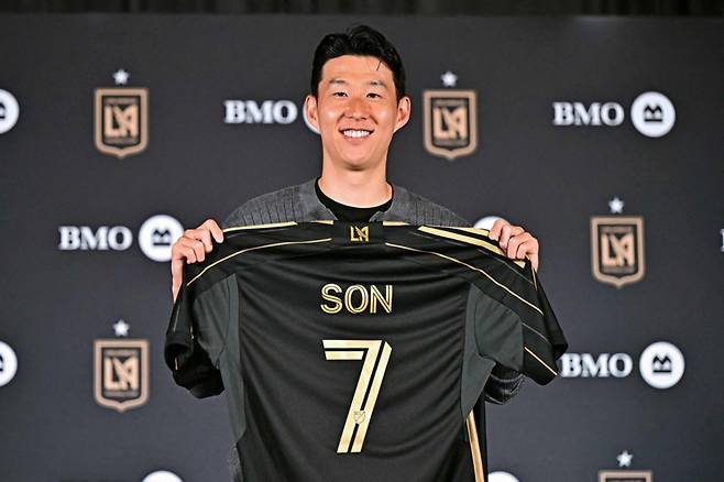 손흥민이 지난 6일(현지 시간) 로스앤젤레스 FC(LAFC) 입단 기자회견에서 7번 유니폼을 들고 미소를 보이고 있다. 구단에 따르면 계약 기간은 2027년까지이며, 옵션에 따라 2029년까지 연장할 수 있다. /AFP=뉴스1