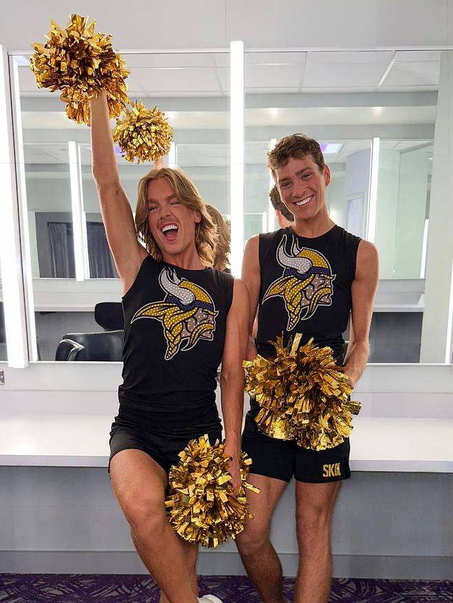 남성 치어리더 블레이즈 시크(왼쪽)와 루이 콘이 올 시즌 미국프로풋볼(NFL) 미네소타 바이킹스에 합류했다. /사진=인스타그램 갈무리