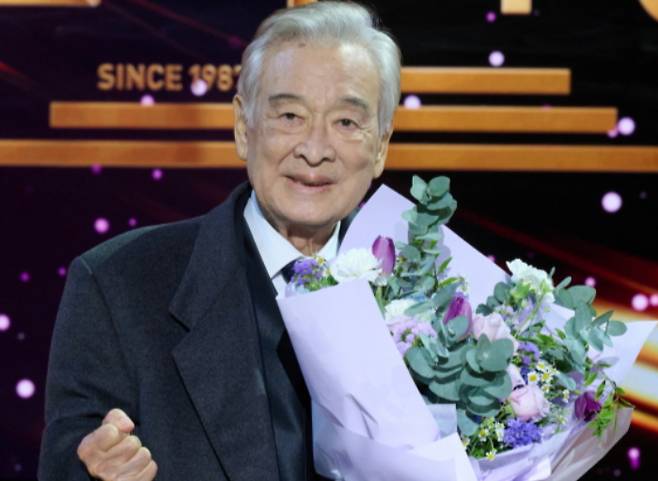 원로배우 이순재의 건강이상설이 제기됐지만, 이는 사실과 다른 것으로 전해졌다. 사진은 배우 이순재가 '2024 KBS 연기대상'에서 대상을 받은 뒤 포즈를 취하는 모습. / 사진제공=KBS