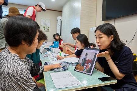 대부도 주민이 ‘모라 뷰’를 이용해 근골격계 상태 분석 결과를 확인하고 있다./사진=대웅제약