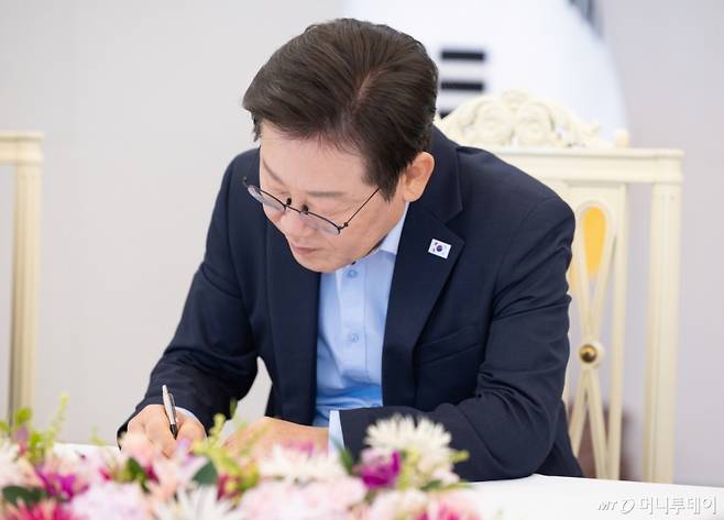 (서울=뉴스1) 허경 기자 = 이재명 대통령이 19일 서울 용산 대통령실 청사에서 열린 미일 순방 동행 경제단체 및 기업인 간담회에서 메모하고 있다. (대통령실 제공. 재판매 및 DB 금지) 2025.8.19/뉴스1  Copyright (C) 뉴스1. All rights reserved. 무단 전재 및 재배포,  AI학습 이용 금지. /사진=(서울=뉴스1) 허경 기자