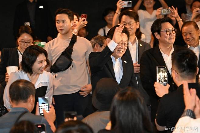 [서울=뉴시스] 최동준 기자 = 이재명 대통령과 김혜경 여사가 17일 서울 용산구 CGV에서 영화 '독립군:끝나지 않은 전쟁'을 관람 하기 위해 상영관에 입장하고 있다.   이 대통령은 광복 80주년을 기념해 SNS를 통해 함께 관람을 원하는 국민 신청을 받아 동반 관람했다. 2025.08.17. photocdj@newsis.com /사진=