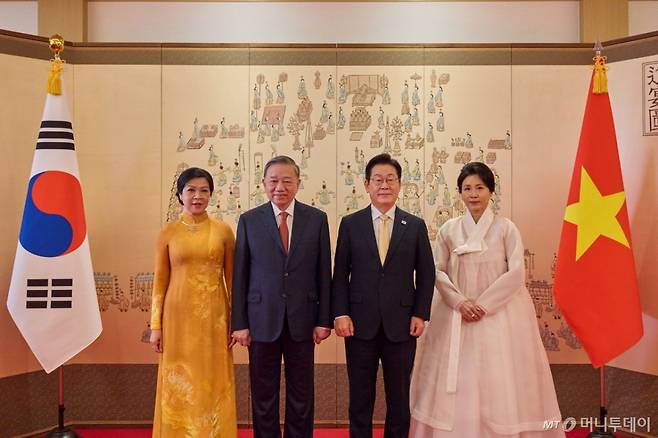 [서울=뉴시스] 최동준 기자 = 이재명 대통령과 부인 김혜경 여사가 11일 서울 용산 대통령실 청사에서 국빈 방문한 또 럼 베트남 당 서기장과 부인 응오 프엉 리 여사와 기념촬영을 하고 있다. (사진=대통령실 제공) 2025.08.11. photo@newsis.com *재판매 및 DB 금지 /사진=