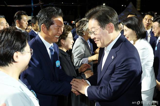 [서울=뉴시스] 고범준 기자 = 이재명 대통령이 15일 서울 세종대로 광화문광장에서 열린 제21대 대통령 국민임명식 '광복 80년, 국민주권으로 미래를 세우다' 행사에서 정청래 더불어민주당 대표와 인사하고 있다. 2025.08.15. /사진=고범준