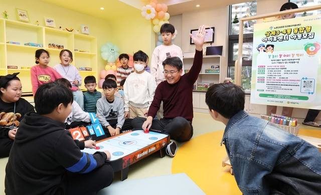 상계3,4동 아이휴센터에 방문한 오승록 노원구청장(오른쪽 두번째). 노원구청 제공