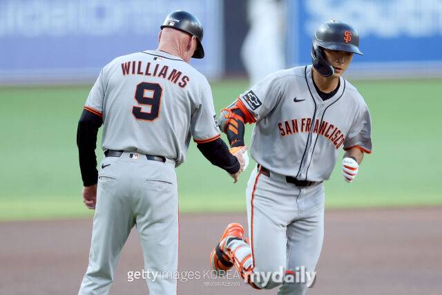 1회초 홈런을 치고 다이아몬드를 돌며 3루 코치 맷 윌리엄스(왼쪽)의 축하를 받는 이정후. /게티이미지코리아