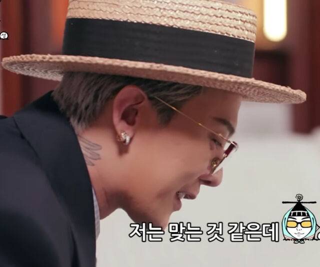 지드래곤이 제작진 선물에 당황하는 표정을 숨기지 못했다. / 유튜브 '집대성'