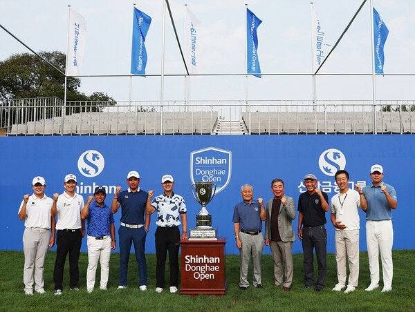 신한동해오픈은 세계 유일의 3개 투어 공동 주관 대회로 우승자에게 대단한 특전이 주어진다. 사진은 지난해 40회 대회의 포토콜 행사 장면. [사진=KPGA]