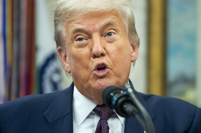 도널드 트럼프 미국 대통령이 6일(현지시간) 미국 백악관에서 애플의 대미 투자 계획을 발표하고 있다. [연합]