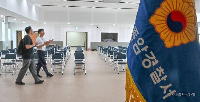 최성락(오른쪽) 경장이 지난달 서울 성북구 신축 종암경찰서 대강당을 안내하고 있다. 임세준 기자