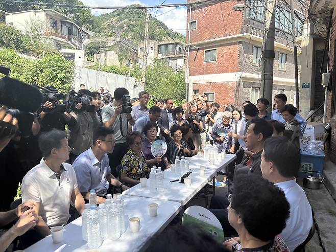19일 오세훈 서울시장이 현저동 주민들을 만나 간담회를 진행하는 모습. 정주원 기자