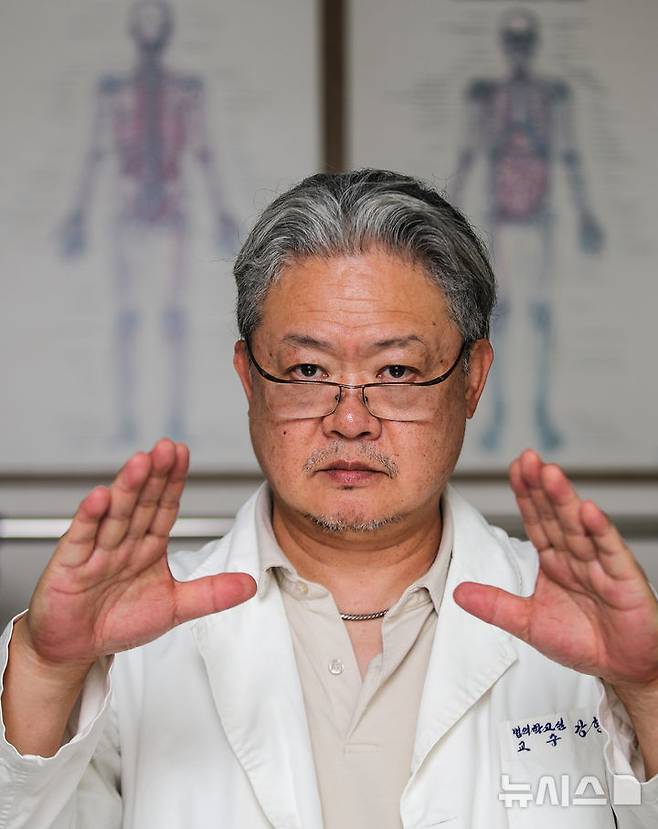 [제주=뉴시스] 우장호 기자 = 강현욱 제주대학교 의과대학 교수가 5일 오후 제주시 아라동 제주대학교 의학전문대학원 4층 교수실에서 뉴시스 제주본부와 인터뷰를 하고 있다. 2025.08.18. woo1223@newsis.com