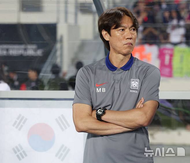 [용인=뉴시스] 김진아 기자 = 15일 경기 용인미르스타디움에서 열린 2025 동아시아축구연맹(EAFF) E-1 챔피언십(동아시안컵) 남자부 한국과 일본 경기, 0-1로 패한 뒤 홍명보 한국대표팀 감독이 그라운드를 바라보고 있다. 2025.07.15. bluesoda@newsis.com