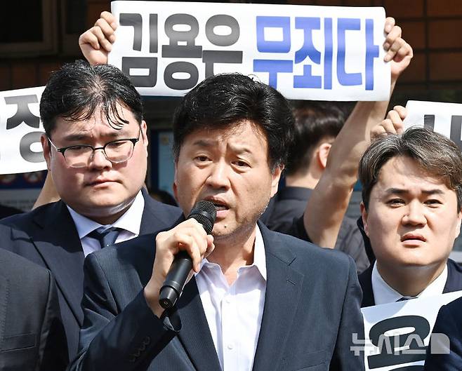 [화성=뉴시스] 김종택 기자 = 정치자금법위반·특정범죄 가중처벌법상 뇌물 혐의로 기소된 김용 전 민주연구원 부원장이 20일 경기 화성시 마도면 화성직업훈련교도소에서 보석 석방돼 취재진에게 입장을 밝히고 있다. 2025.08.20. jtk@newsis.com