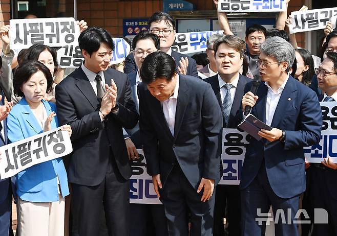 [화성=뉴시스] 김종택 기자 = 정치자금법위반·특정범죄 가중처벌법상 뇌물 혐의로 기소된 김용 전 민주연구원 부원장이 20일 경기 화성시 마도면 화성직업훈련교도소에서 보석으로 석방돼 지지자들에게 인사하고 있다. 2025.08.20. jtk@newsis.com