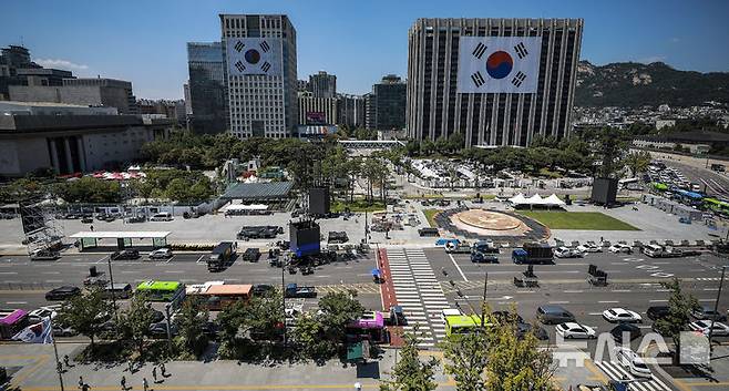 [서울=뉴시스] 정병혁 기자 = 광복절 대규모 행사를 앞둔 12일 서울 종로구 세종대로 일부 도로가 통제되어 있다. 2025.08.12. jhope@newsis.com