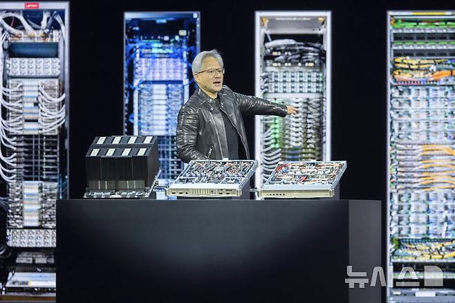 [새너제이=AP/뉴시스] 19일(현지 시간) 파이낸셜타임스에 따르면, AI 투자 붐을 발판으로 세계 최초 시가총액 4조 달러에 오른 반도체 기업 엔비디아는 이날 주가가 3.5% 하락했다. 소프트웨어 업체 팔란티어는 9.4%, 반도체 설계업체 Arm은 5% 떨어졌다. 사진은 젠슨 황 엔비디아 최고경영자(CEO)가 18일(현지 시간) 미 캘리포니아주 새너제이 SAP 센터에서 열린 연례 개발자 회의 GTC 2025에서 기조연설하고 있다. 2025.08.20.