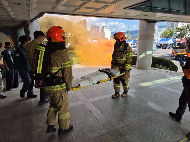 [영동=뉴시스] 충북 영동군 8개 기관이 20일 영동읍 군청사 주차장에서 '2025 을지연습' 대테러·화재 훈련'을 벌이고 있다. 군청사가 폭발물과 드론에 피폭된 상황을 가상한 훈련에서 영동군과 영동경찰서, 영동소방서, 육군 2201부대 2대대, 육군 6606부대는 상황을 전파하고, 테러를 진압하고, 응급구조·구급 활동을 시행했다. (사진=영동군 제공) 2025.08.20. photo@newsis.com  *재판매 및 DB 금지