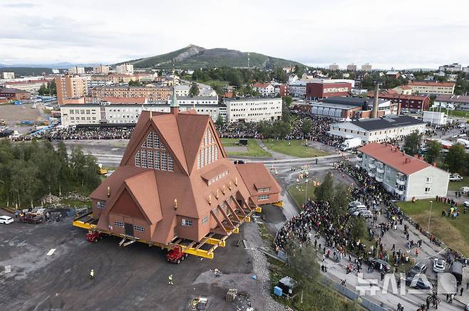 [키루나=AP/뉴시스] 스웨덴 키루나에서 키루나 교회가 224개의 바퀴가 달린 특수 제작 트롤리를 이용해 시속 0.5km의 속도로 이전되고 있다. 2025.08.19.